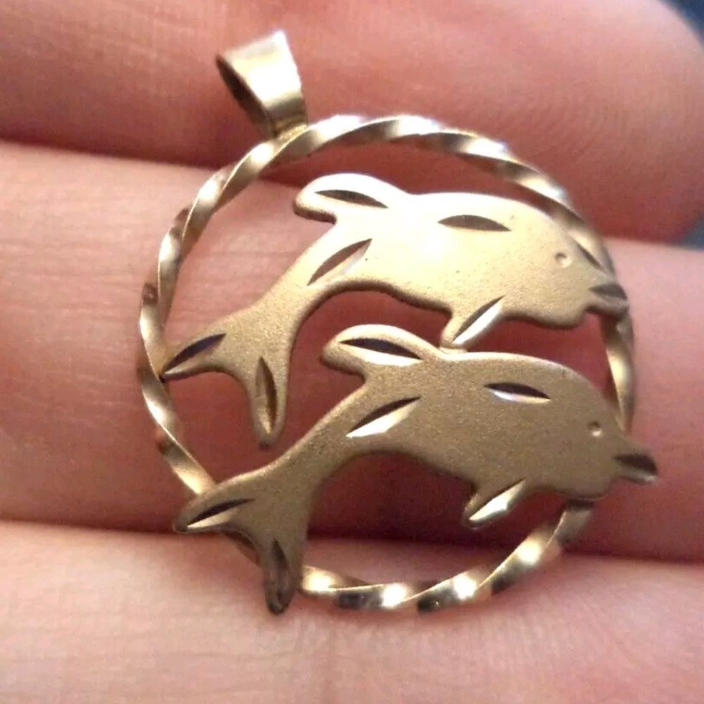 STUNNING VINTAGE ESTATE SIGNED 14K GF DOLPHIN 7/8" CHARM PENDANT